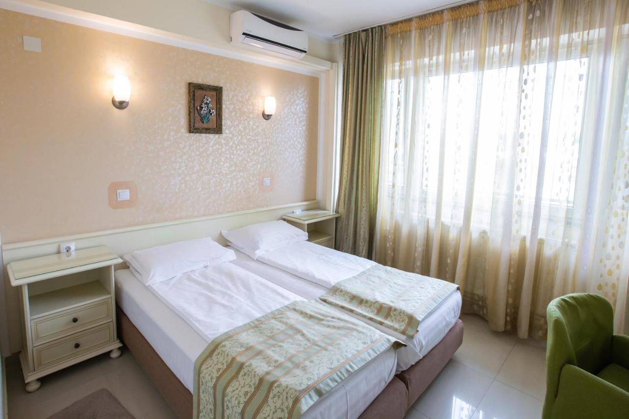 Hotel Seneca Бая-Маре Экстерьер фото