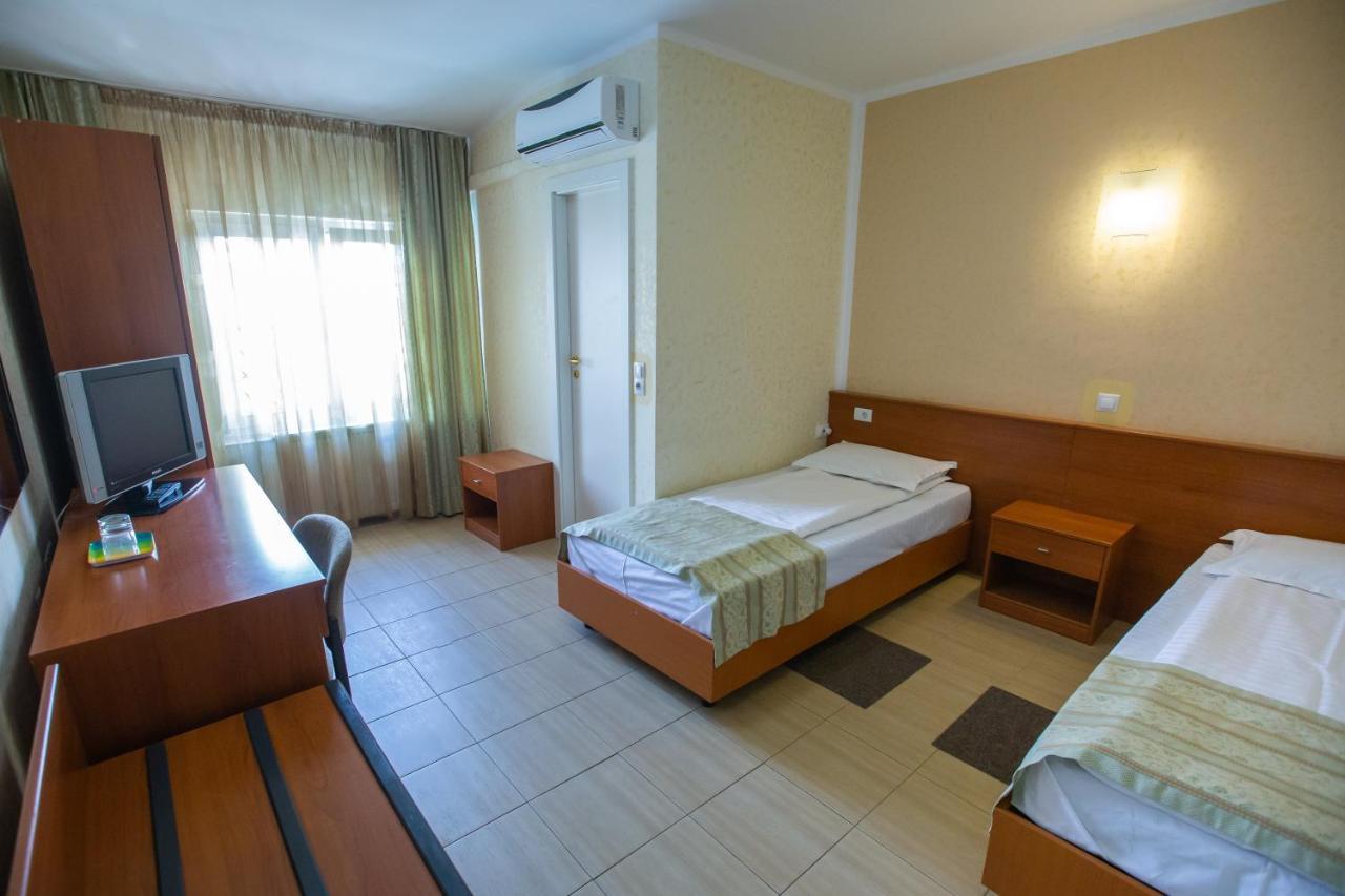 Hotel Seneca Бая-Маре Экстерьер фото
