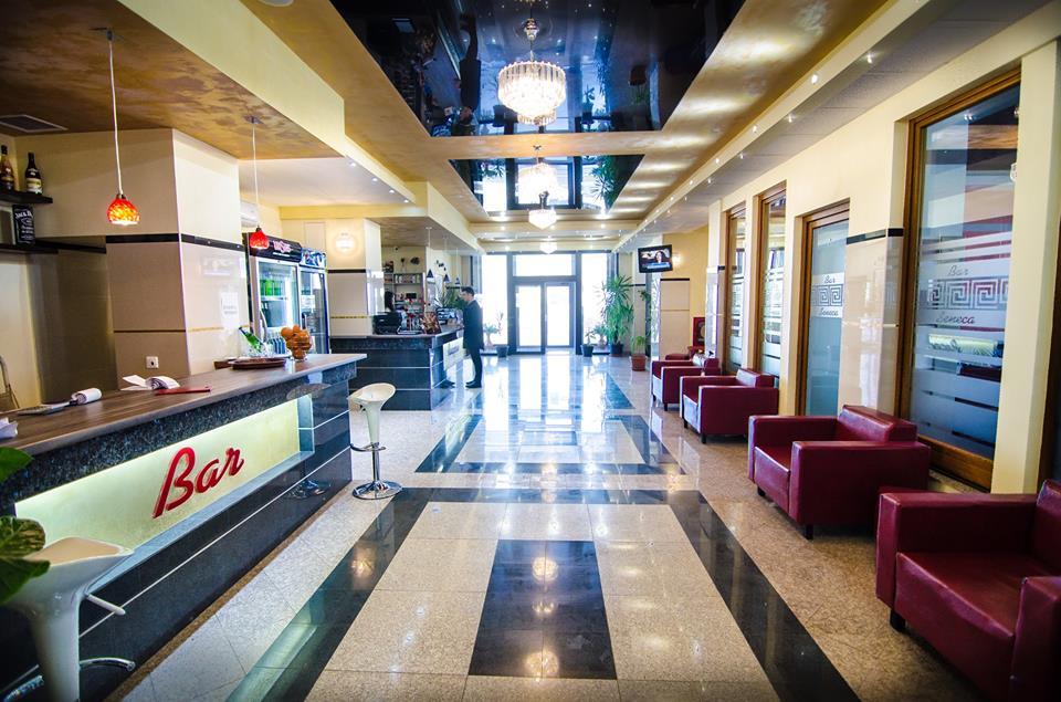 Hotel Seneca Бая-Маре Экстерьер фото