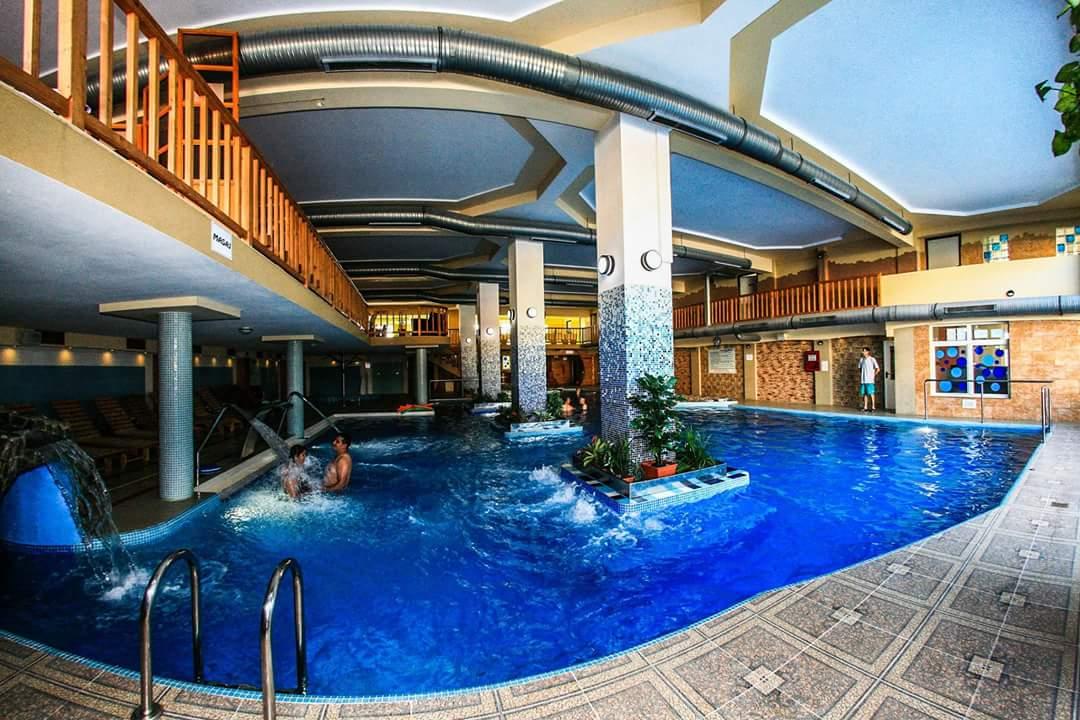 Hotel Seneca Бая-Маре Экстерьер фото