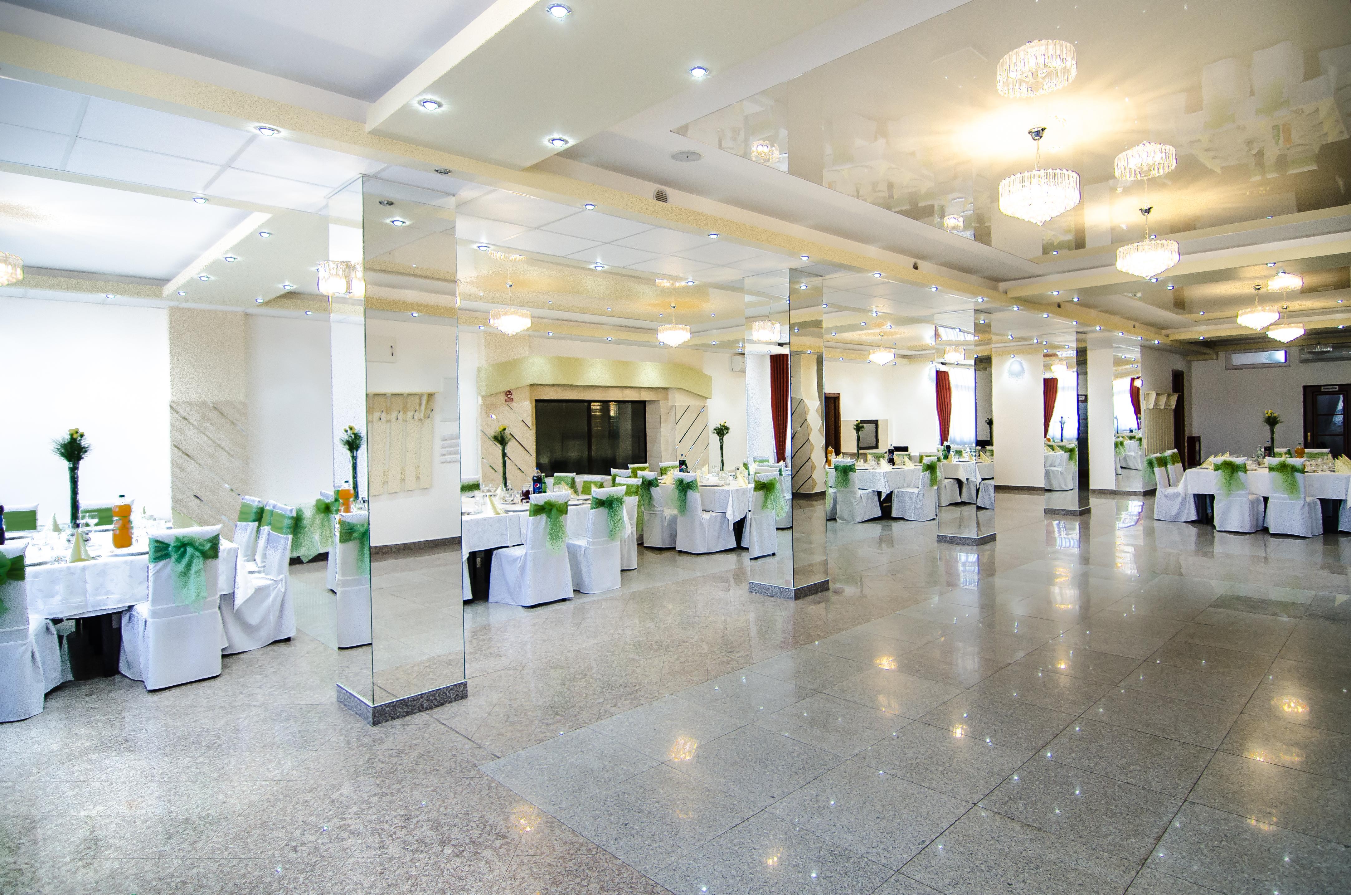 Hotel Seneca Бая-Маре Экстерьер фото