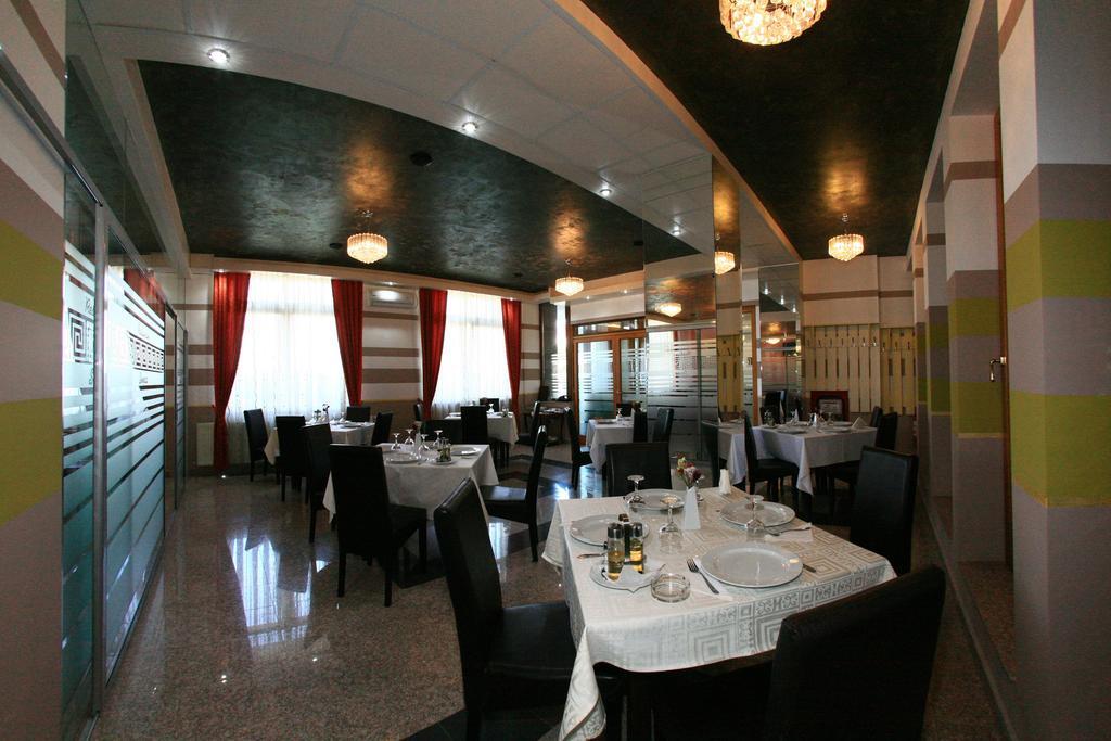 Hotel Seneca Бая-Маре Экстерьер фото