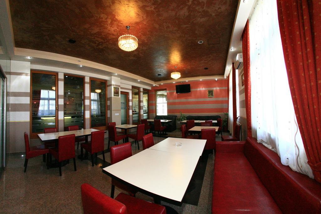 Hotel Seneca Бая-Маре Экстерьер фото