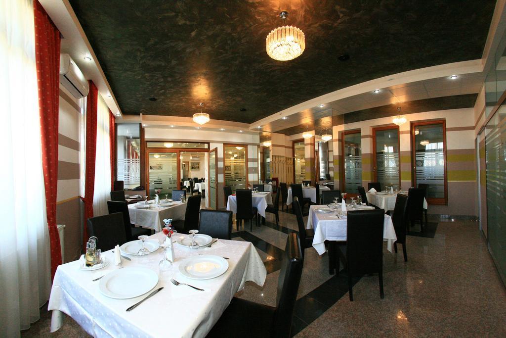 Hotel Seneca Бая-Маре Экстерьер фото