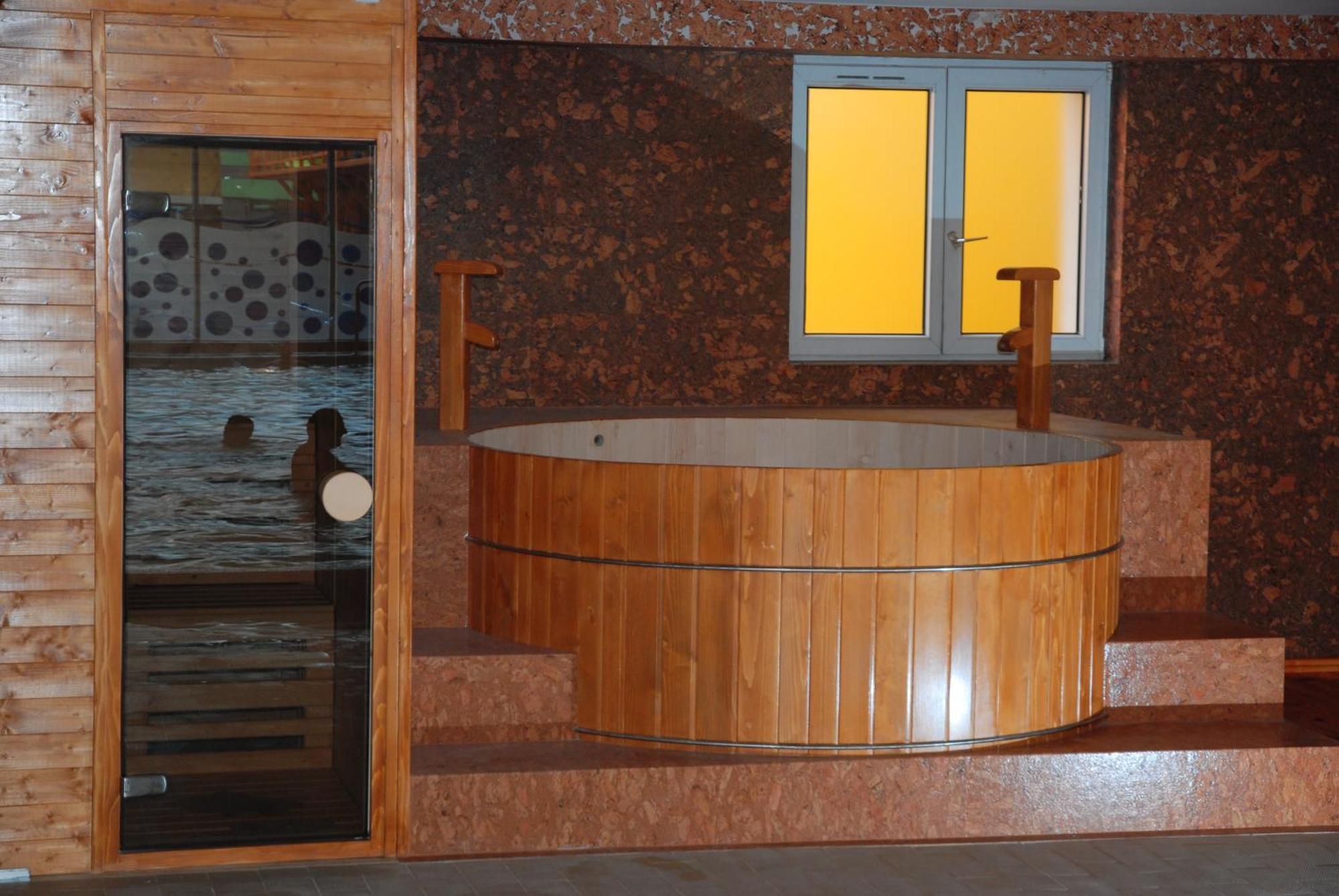 Hotel Seneca Бая-Маре Экстерьер фото