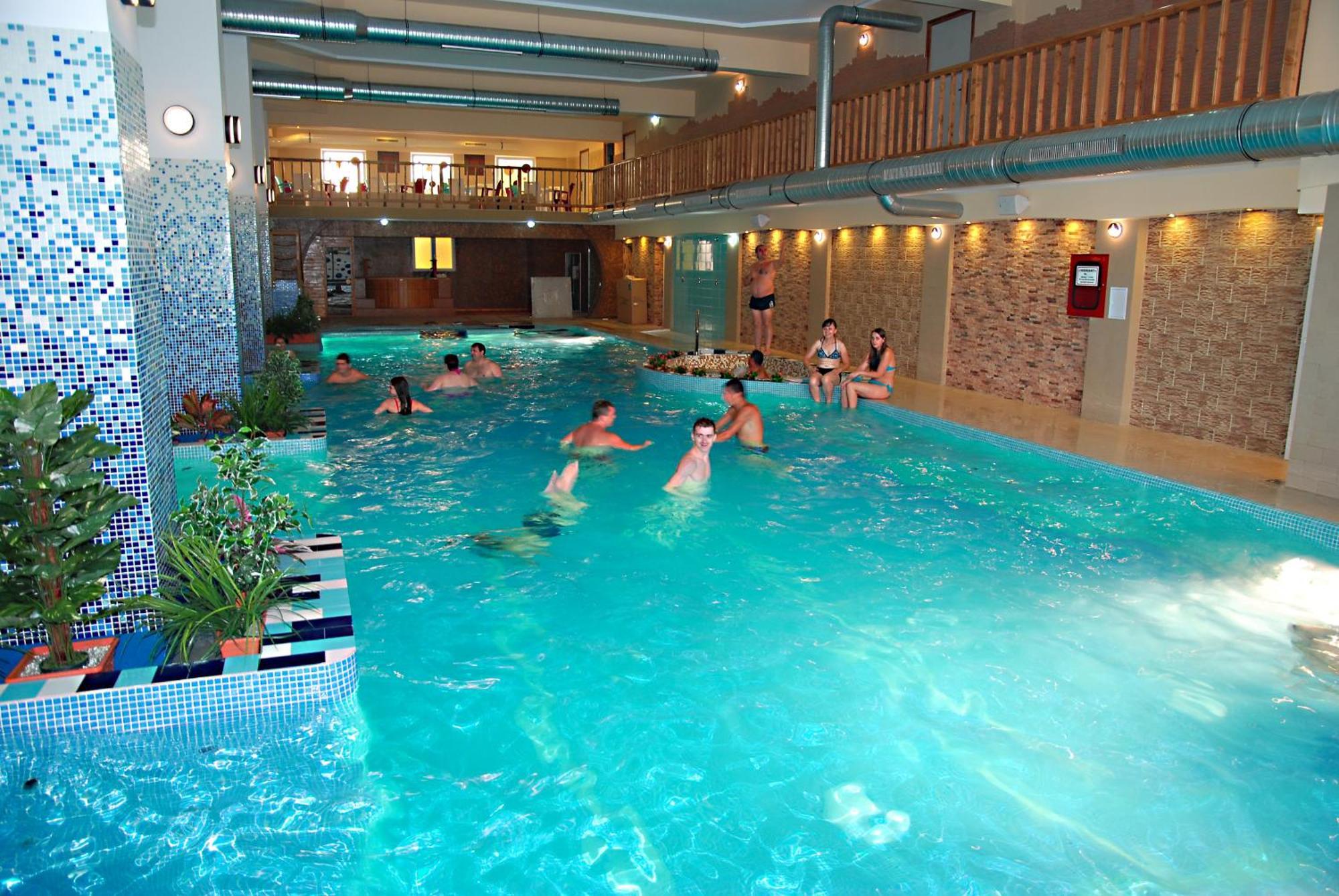 Hotel Seneca Бая-Маре Экстерьер фото