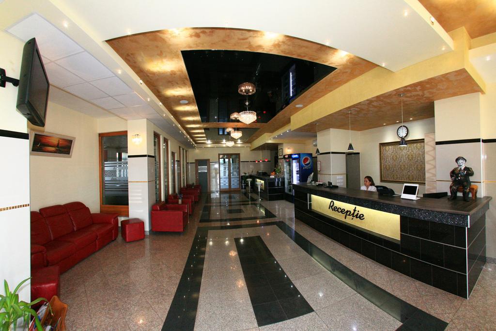 Hotel Seneca Бая-Маре Экстерьер фото