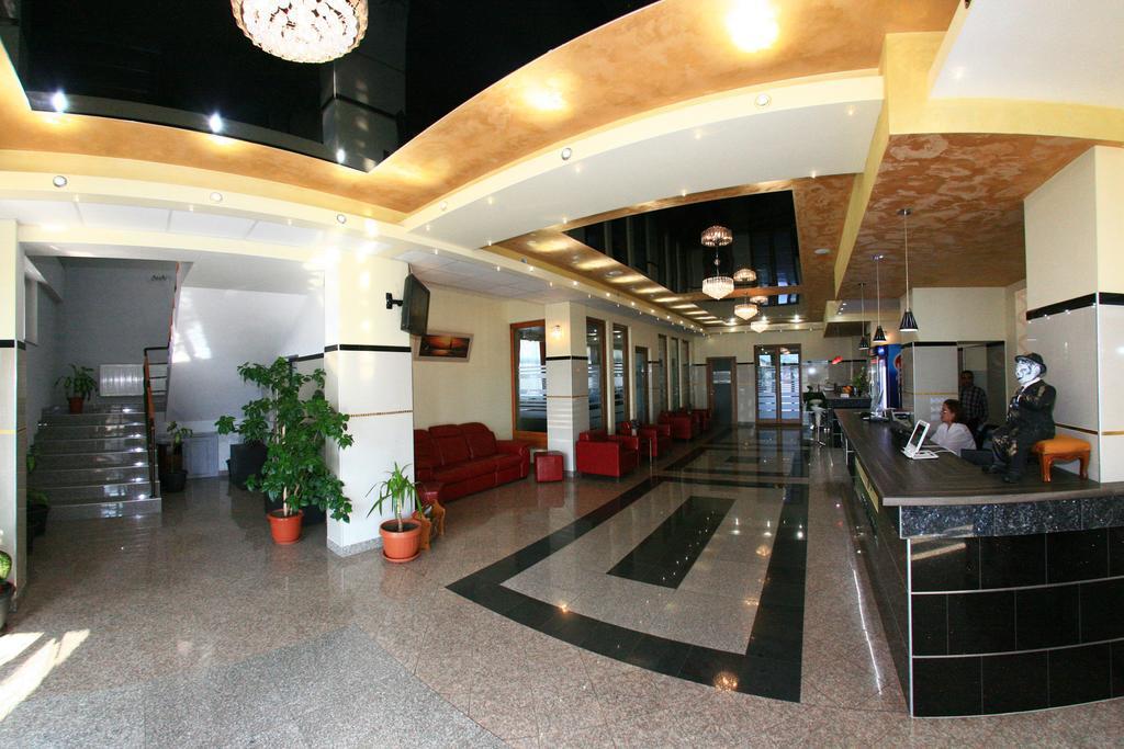 Hotel Seneca Бая-Маре Экстерьер фото