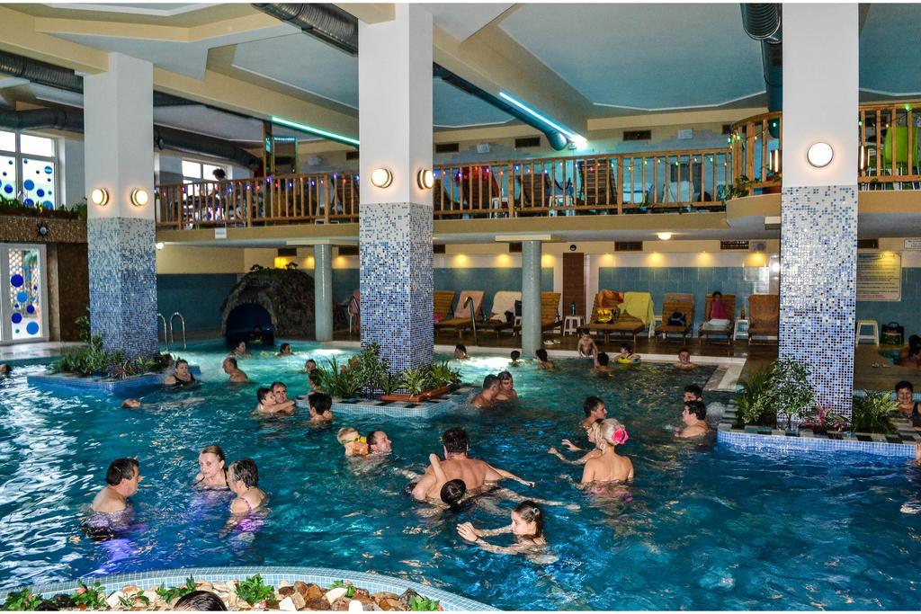 Hotel Seneca Бая-Маре Экстерьер фото