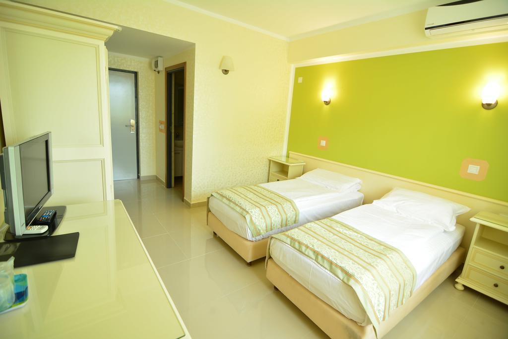 Hotel Seneca Бая-Маре Экстерьер фото