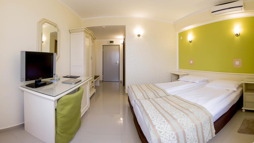 Hotel Seneca Бая-Маре Экстерьер фото