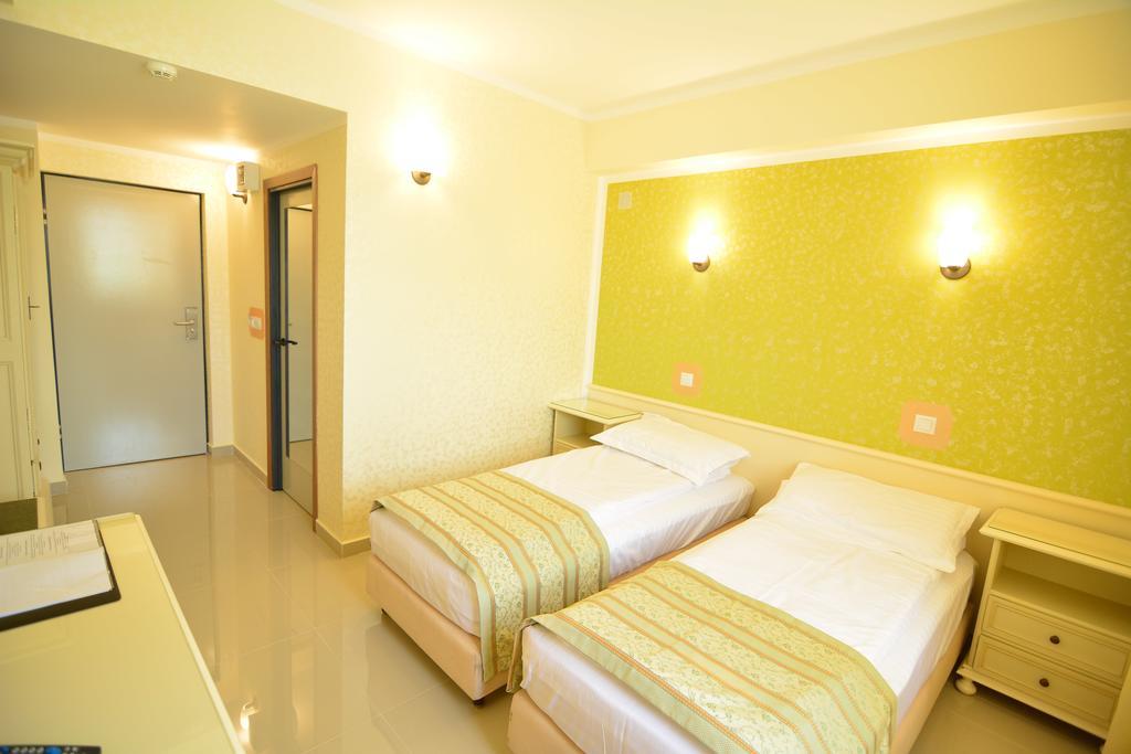Hotel Seneca Бая-Маре Экстерьер фото