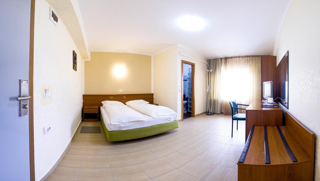 Hotel Seneca Бая-Маре Экстерьер фото